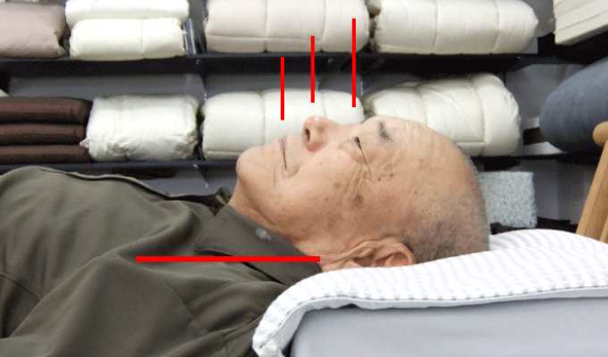 枕のオーダーメイドを大阪 睡眠改善研究室ですると 老人1