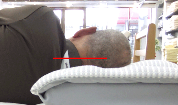 枕のオーダーメイドを大阪 睡眠改善研究室ですると 老人2